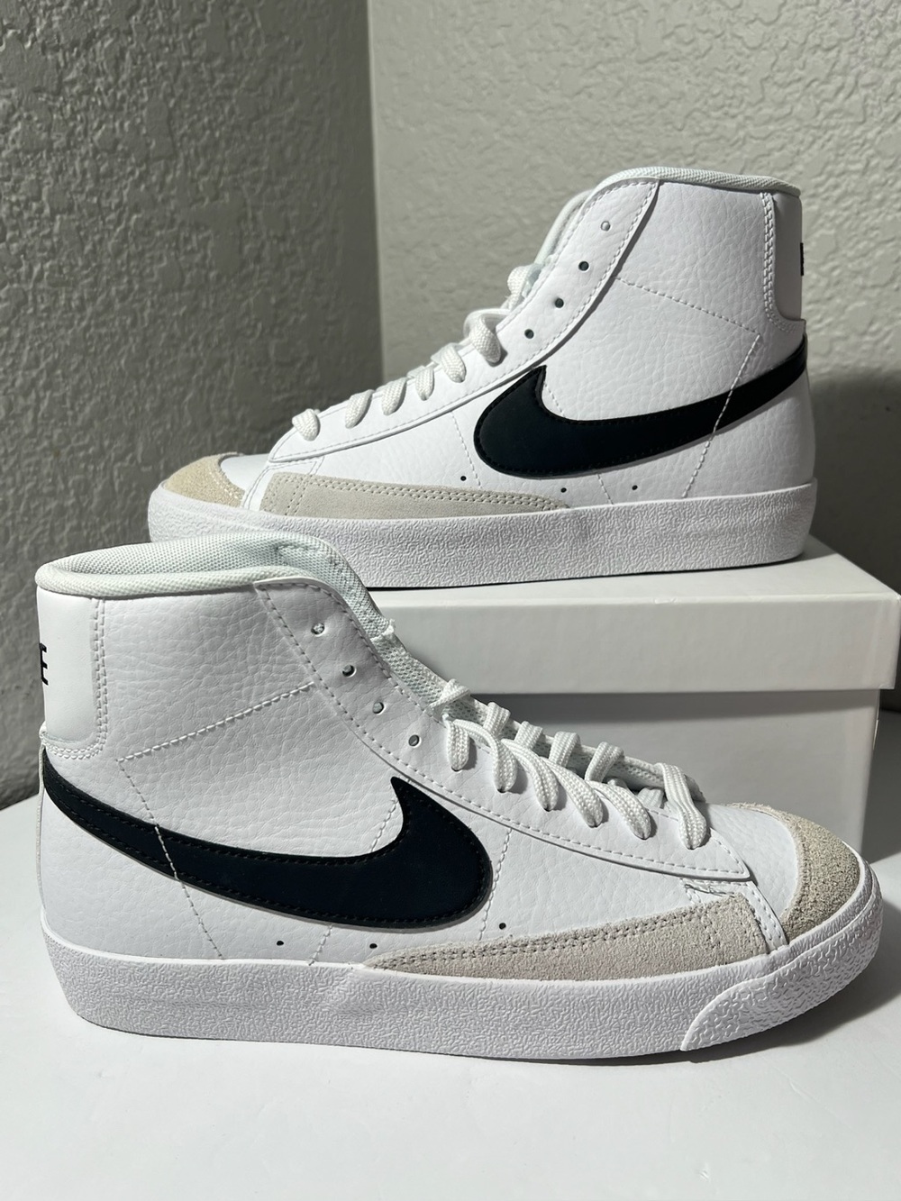 Nike Blazer Mid ’77 GS high top White Black Team Orange DA4086-100 Youth size 7Y